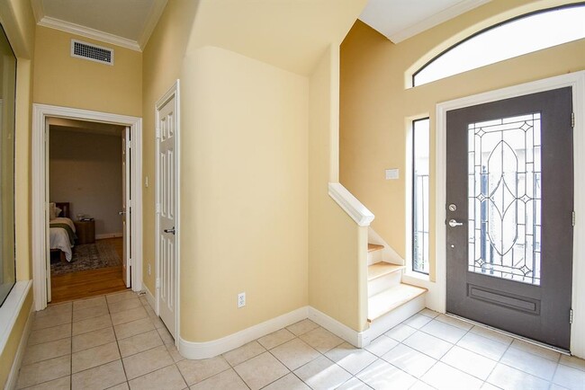 Building Photo - 5517 Venice St