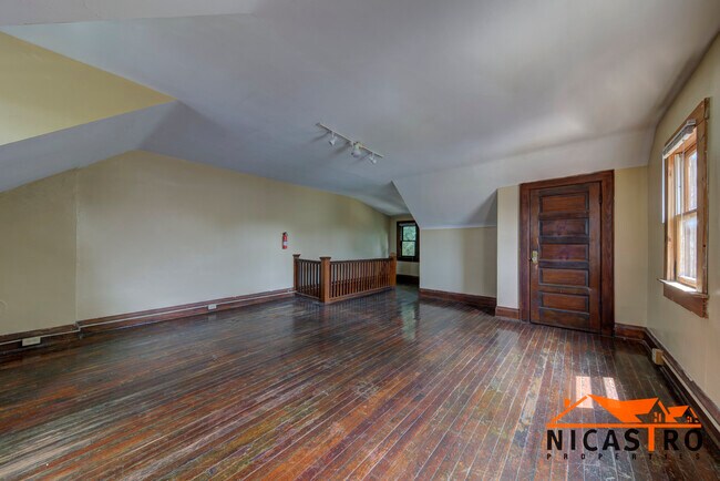 Building Photo - 1640 Indianola Ave