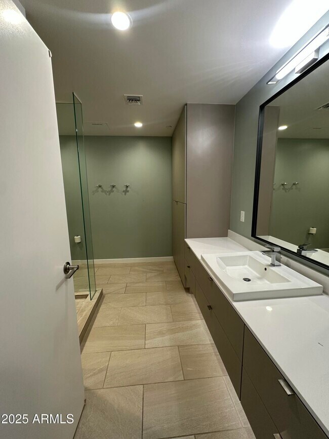 Building Photo - 200 W Portland St