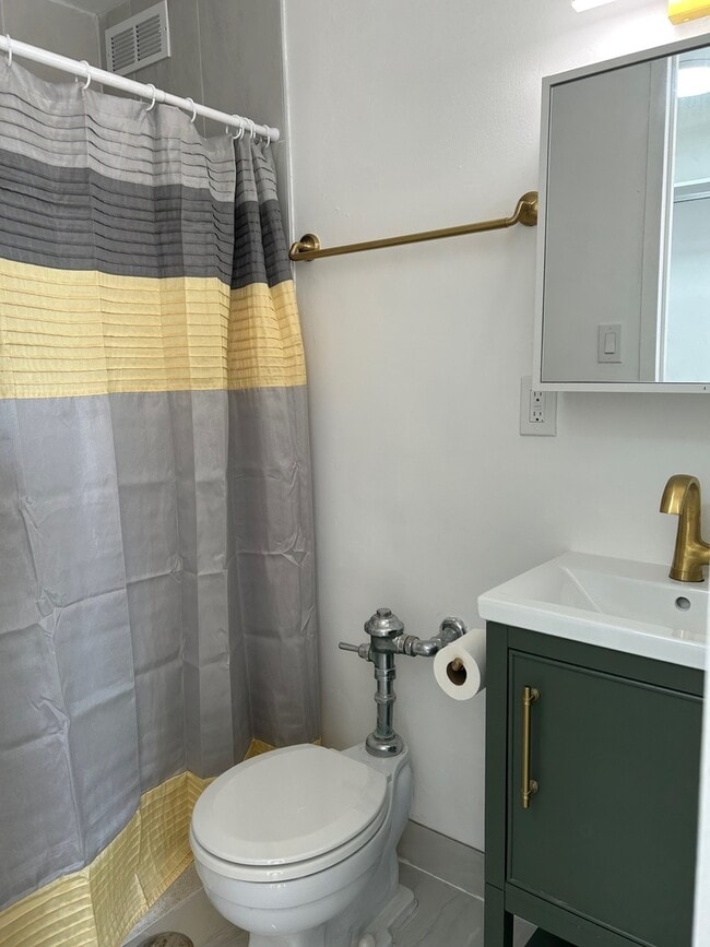 Building Photo - 1450 E 55th St