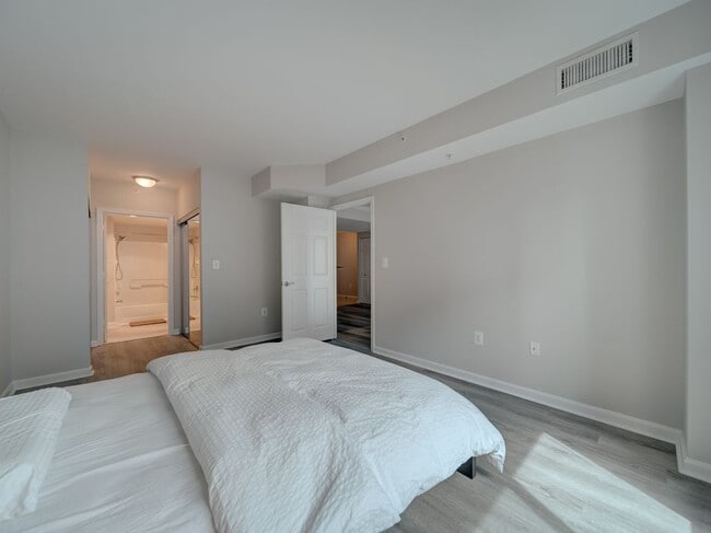 Building Photo - 3101 N Hampton Dr