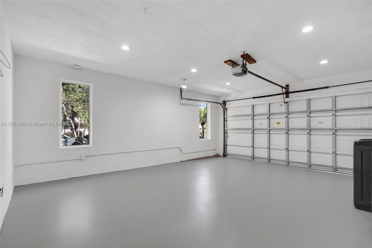 Building Photo - 17505 SW 91st Ave