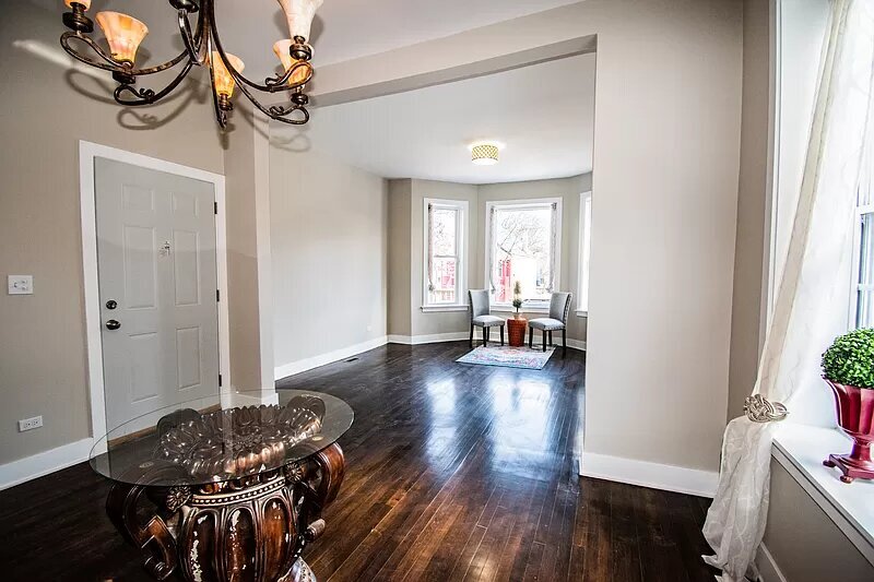 Living room - 518 N Troy St