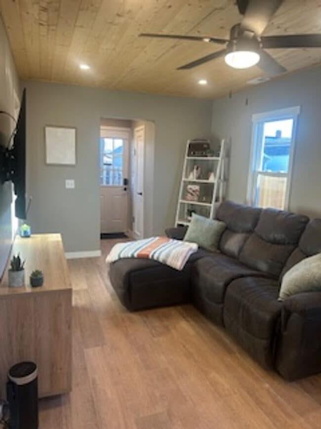 Building Photo - Adorable Fully Remodeled Home in Prime Location – Furnished & Move-In Ready!