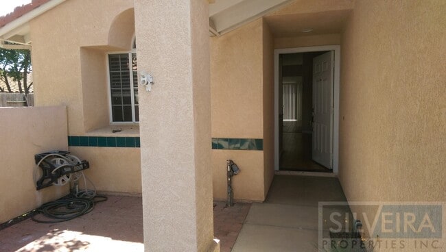 Building Photo - Captivating 3 bed 2 bath home in Santa Maria.