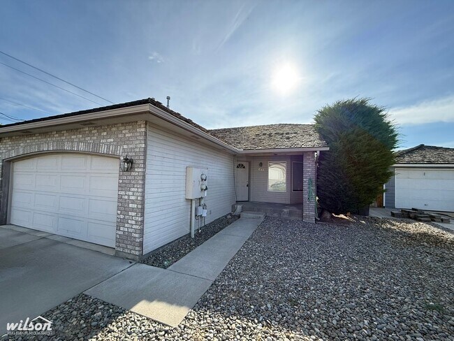 Building Photo - 601-603 Jade Pl