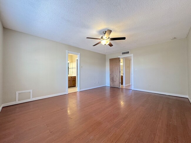 Building Photo - West El Paso 4 bed/3 bath refrig A/C Home!