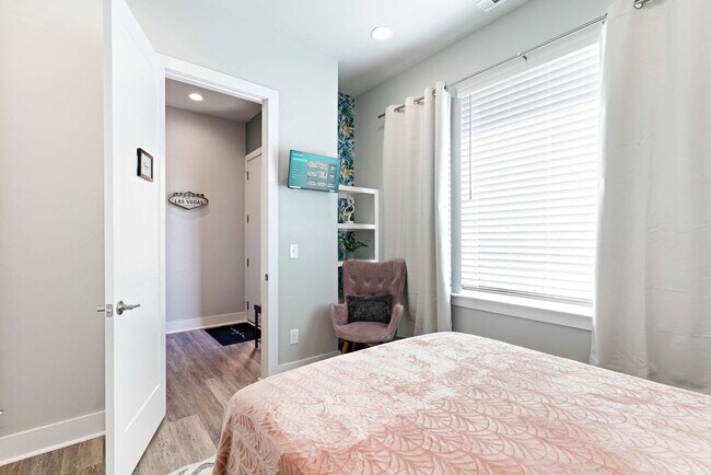 Building Photo - 2135 24th Ave N