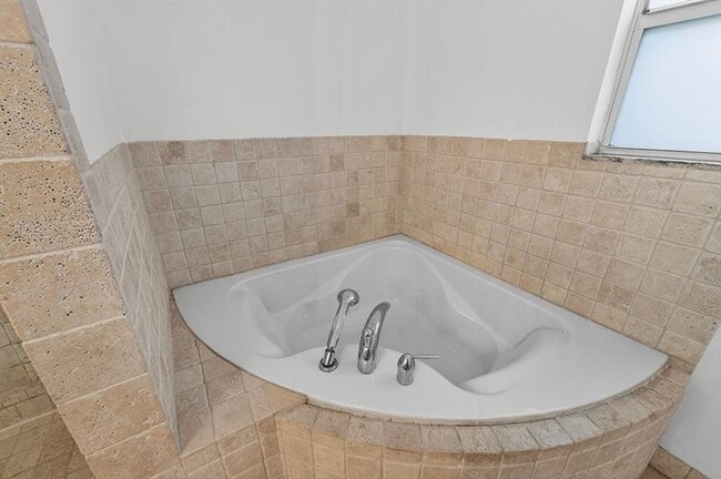 Building Photo - 2612 Florida Blvd