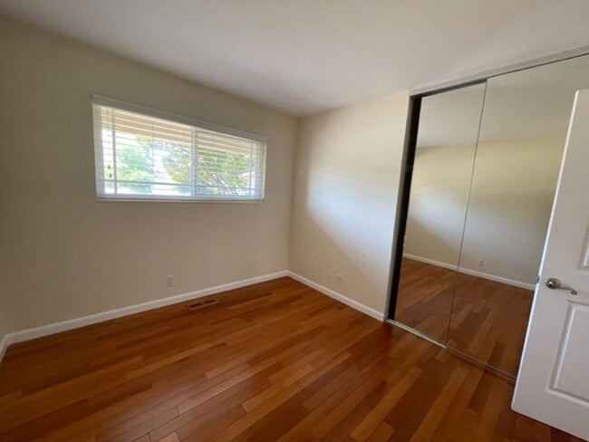 Building Photo - Wonderful 4 bedroom, single level home in ...