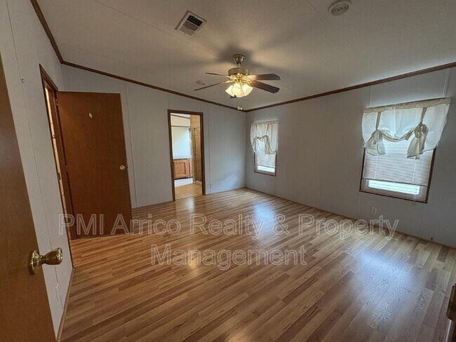 Building Photo - 616 Klickety Klak Ln