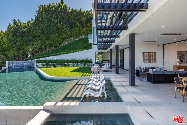 Building Photo - 9364 Beverlycrest Dr