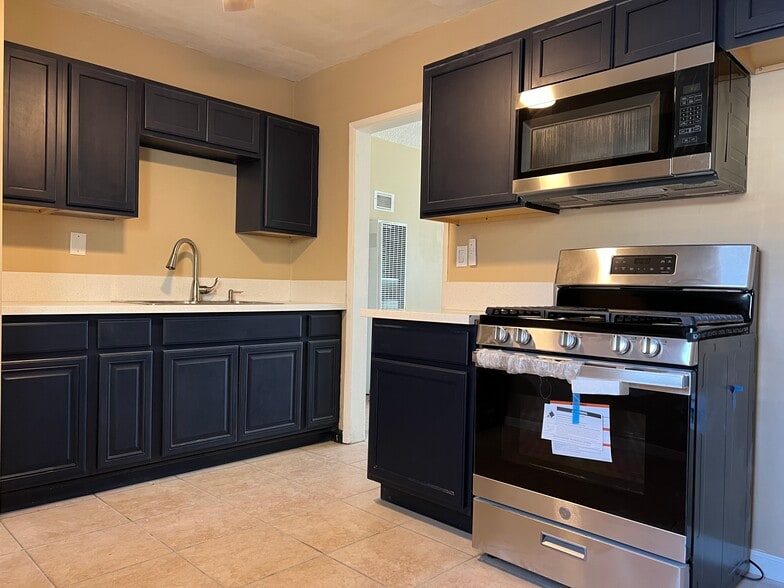 Building Photo - 576 N Wilson Ave