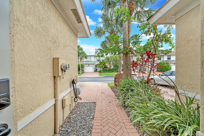 Building Photo - 6086 Seminole Gardens Cir