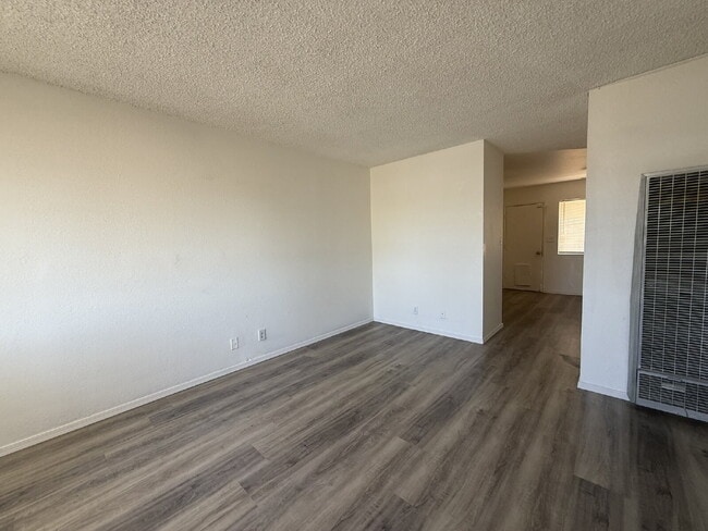 Building Photo - 2 bed 1 bath with a garage BHCRENT.COM