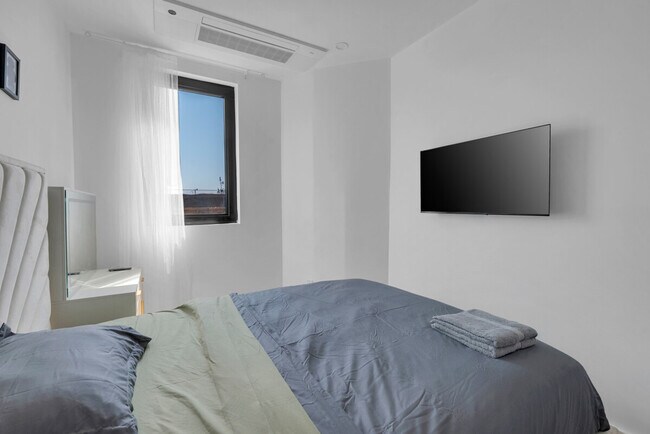 Building Photo - 217 Schaefer St