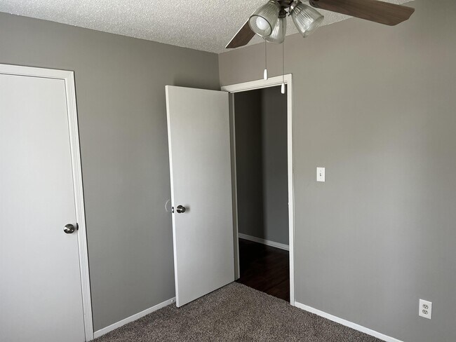 Building Photo - 1705 Deatsville Hwy