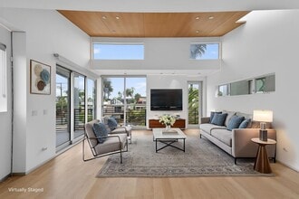 Building Photo - Discover this striking 3 bedroom apartment for rent in Venice, offering 4 bathrooms, contemporary...