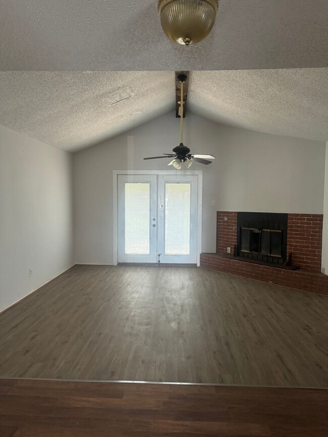 Building Photo - large 3bedroom 1 bathroom