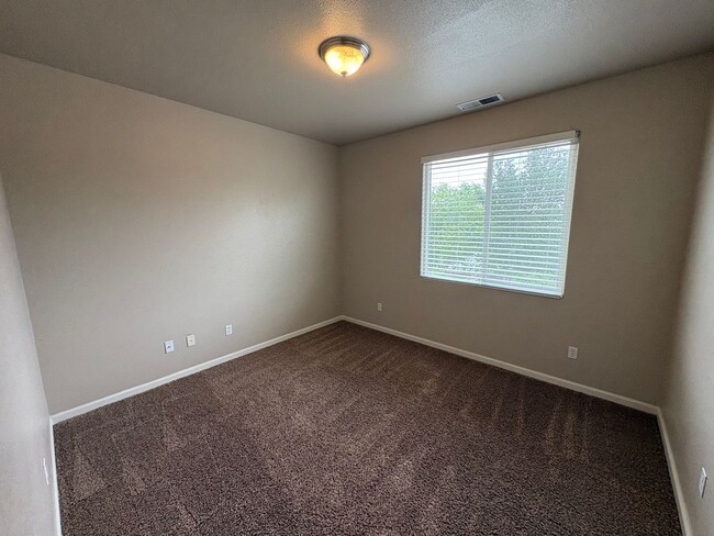 Building Photo - Spacious NW Visalia home Near Shopping Center Available Now!