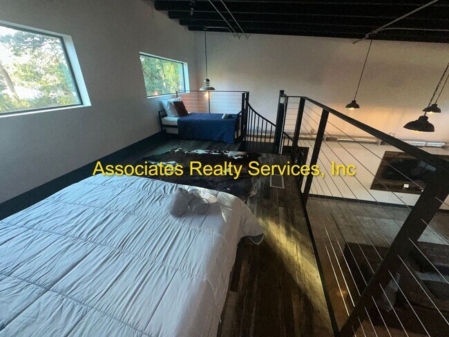 Building Photo - Modern Industrial 2Bed/2Bath Plus Loft in NW Gainesville