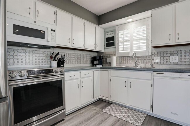 Building Photo - 1134 Tiki Dr