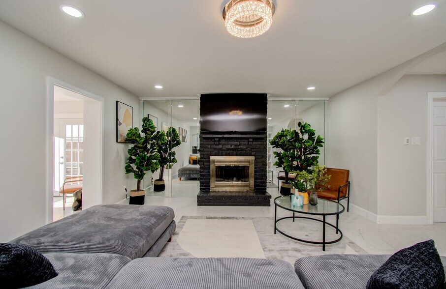 Building Photo - 8623 Parasol Ln