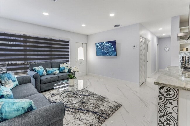 Building Photo - 980 W 45th Pl