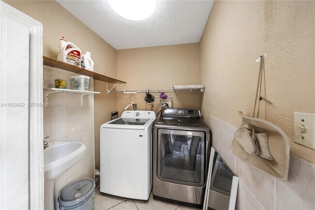 Building Photo - 2731 SW 24th St