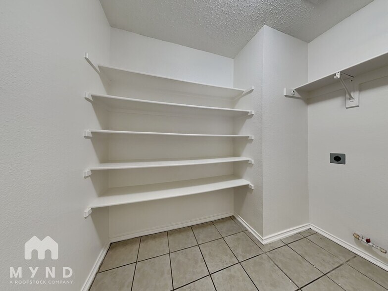 Building Photo - 1122 Buckingham Dr