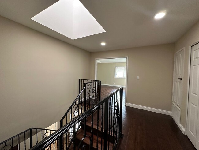 Building Photo - Spacious Townhome with Inviting Large Pati...