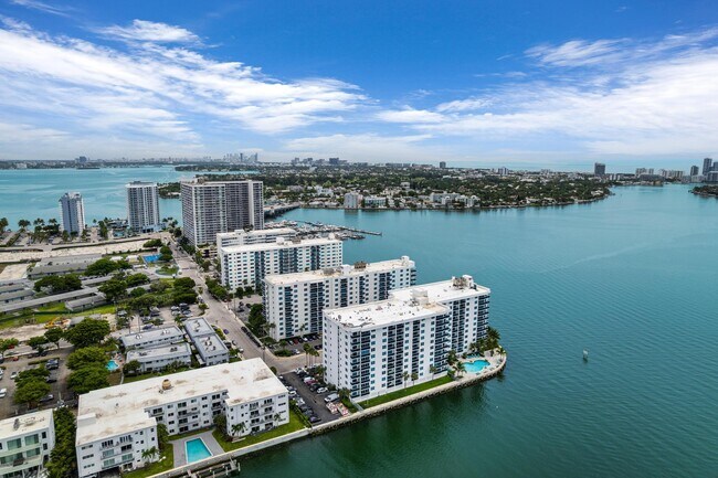 Building Photo - 7501 E Treasure Dr