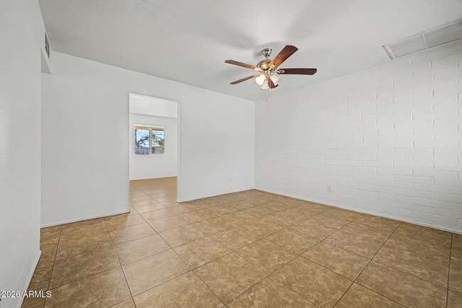 Building Photo - 1319 W Tulip Pl