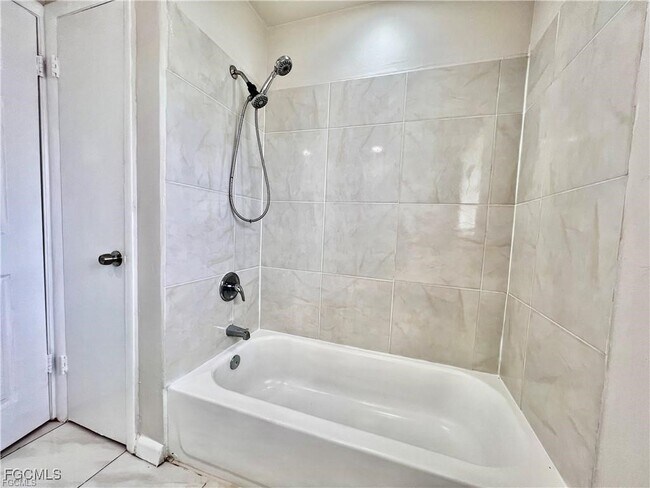 Building Photo - 2326 SE 8th Ave