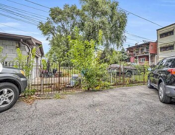 Building Photo - 2626 N Sawyer Ave