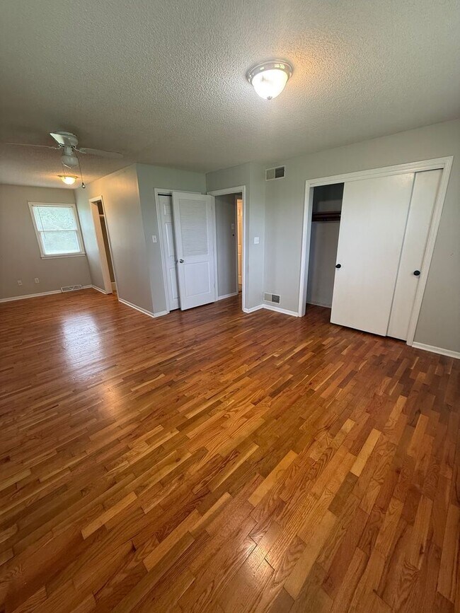 Building Photo - Charming 3-Bedroom, 3-Bathroom Farmhouse outside of Sturgeon MO - just 15 minutes from Columbia!