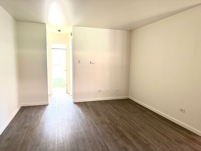 Building Photo - Spacious 1 Bed/1bath close to CU with Reserved Parking