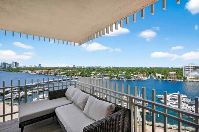 Building Photo - 2 Grove Isle Dr