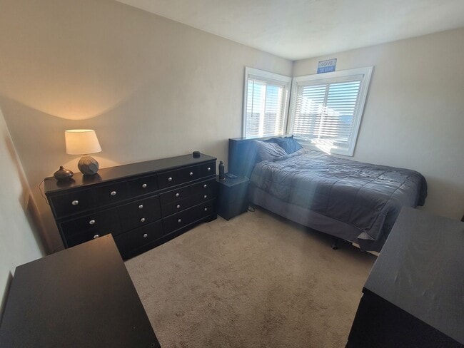 Building Photo - 2 Bedroom, 2.5 Bath Condo with with Ocean ...