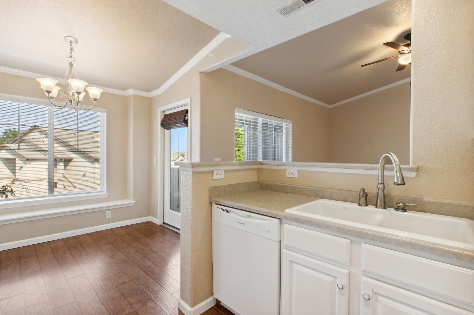 Building Photo - Updated 2-Bed, 2-Bath Condo Just 15 Minute...