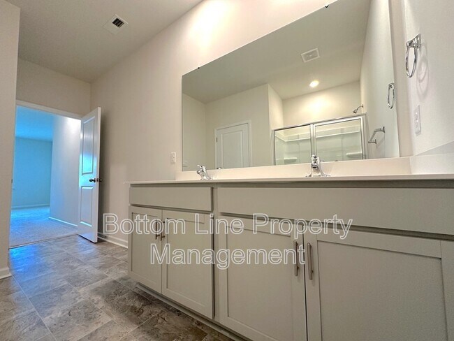 Building Photo - 211 Dogwood Crk Dr