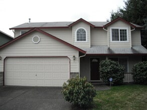 Building Photo - Spacious home and yard ready for you!
