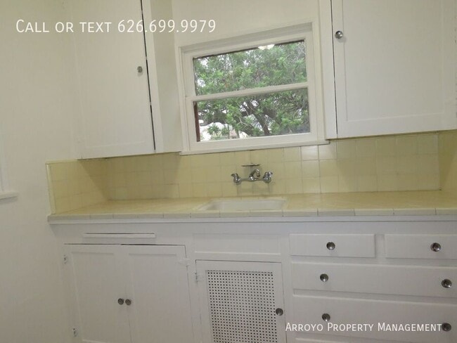 Building Photo - 207 1/2 S Primrose Ave.-