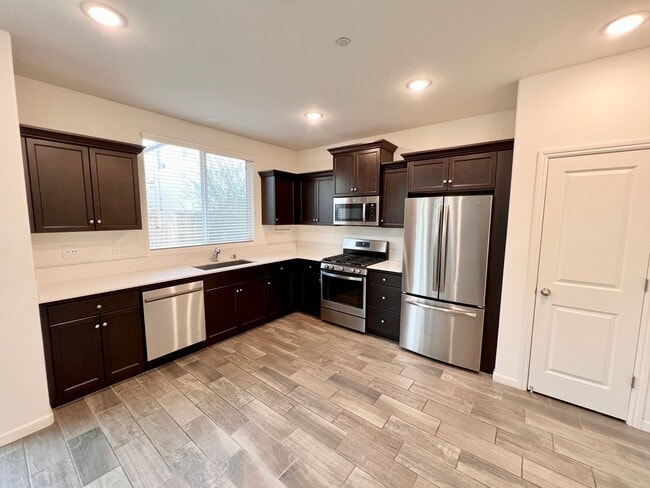 Building Photo - $2,300 Alluvial & Fowler, 3 Beds - Chennau...