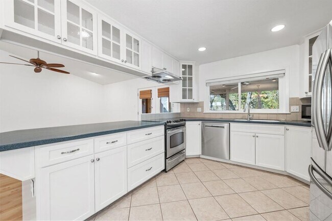 Building Photo - 11904 Highland Oaks Trail