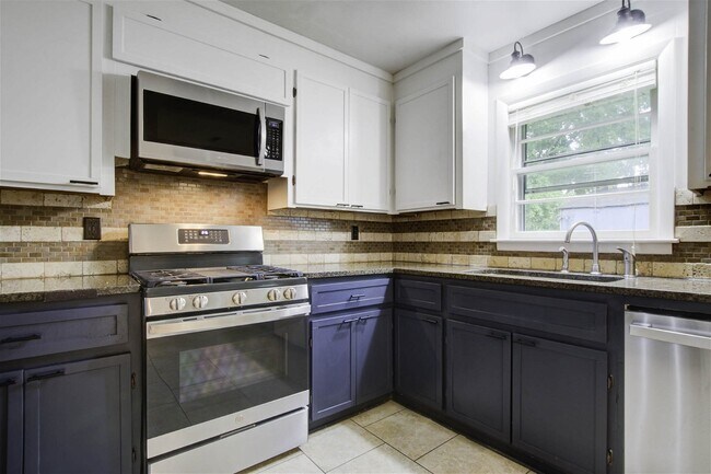 Building Photo - 221 Forest Cir