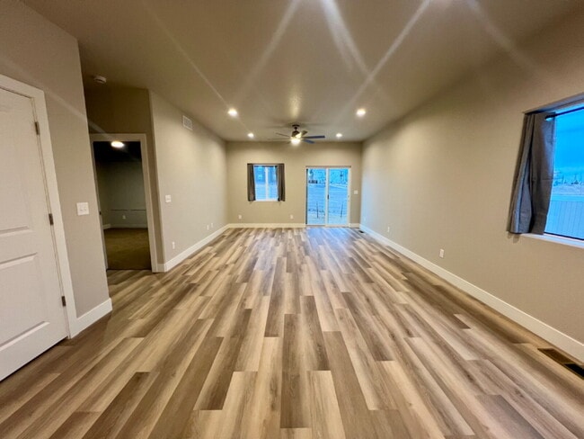 Building Photo - 3 Bedroom New Build Available Now!