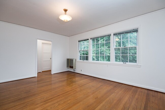 Building Photo - 5600 NE Sandycrest Terrace