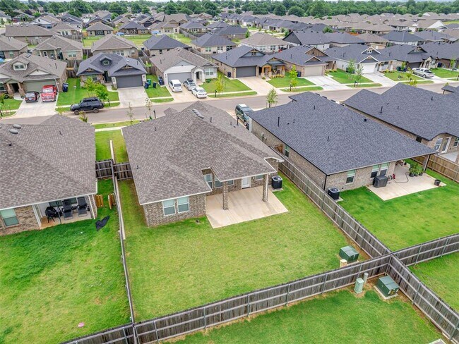 Building Photo - 417 Pergola St