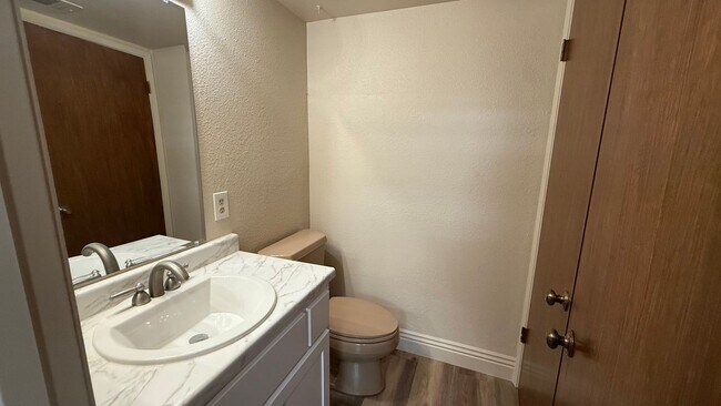 Building Photo - 2-Bedroom, 2-bathroom Condo in the Heart of Fresno